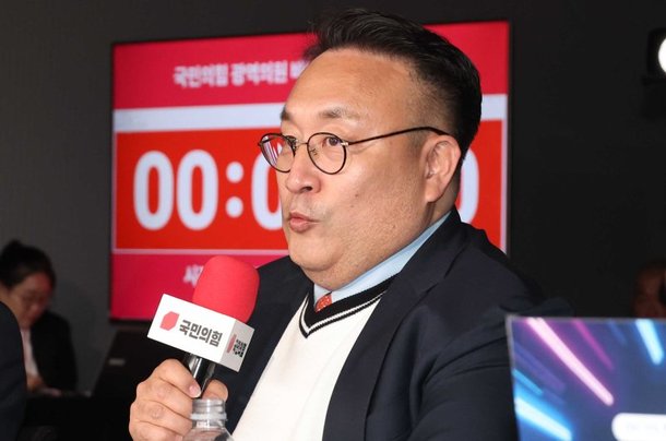 [서울=뉴시스] 조성봉 기자= 국민의힘 '광역의원 비례 청년 오디션' 본선 심사위원인 방송인 이혁재가 26일 오후 서울 여의도 중앙당사에서 열린 광역의원 청년 공개오디션 본선에서 발언을 하고 있다. 2026.03.26. suncho21@newsis.com /사진=뉴시스