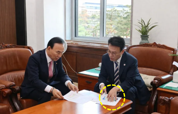 김민석 총리 손가락이 왜 6개…의원실 배포 사진 'AI 보정' 논란