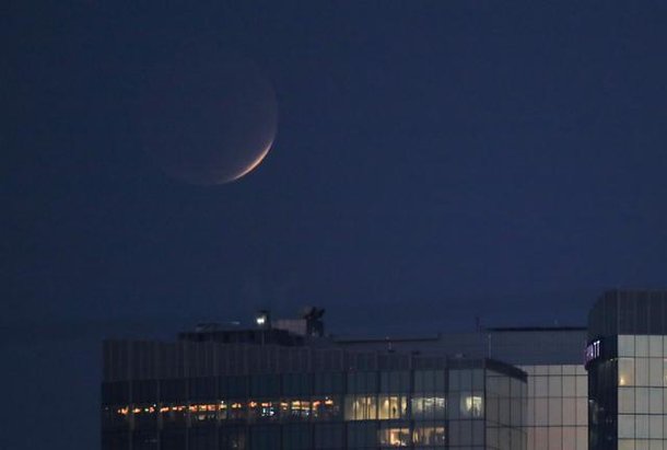 붉은 달이 떴습니다…개기월식 같았던 부분월식 [사진잇슈] : 네이트뉴스
