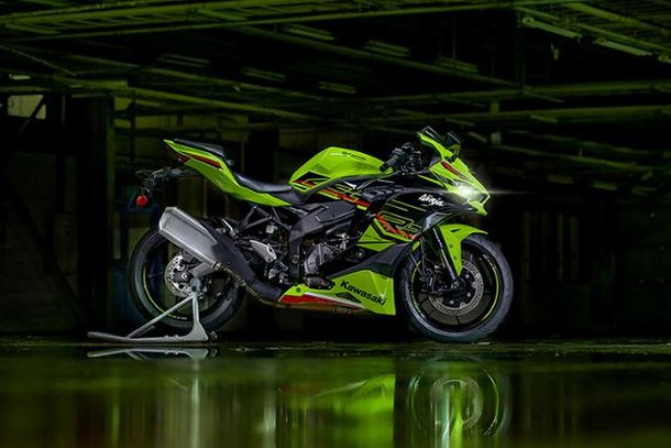 리뷰] 녹색을 품은 400cc 슈퍼스포츠의 등장 – 가와사키 닌자 ZX-4RR
