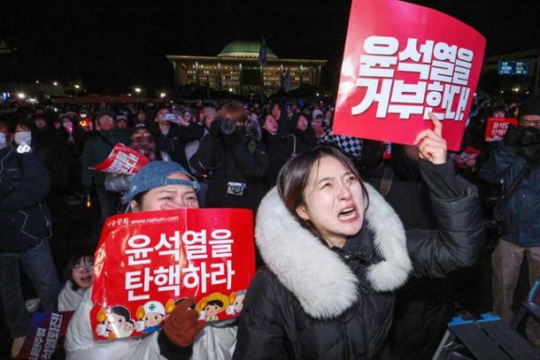 여의도의 눈물, 광화문은 환호…끝내 무산된 탄핵에 두 쪽 난 도심 집회