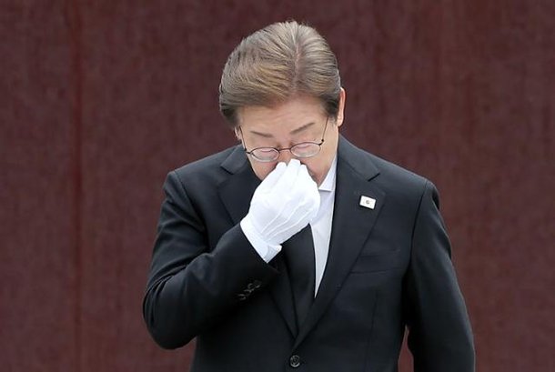 이재명, 노무현 추모하며 눈물 “정치검찰의 탄압으로 서거” : 네이트 뉴스