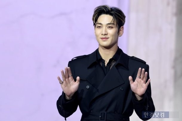 포토] 뉴이스트 백호, '미소가 멋진 남자' : 네이트 뉴스