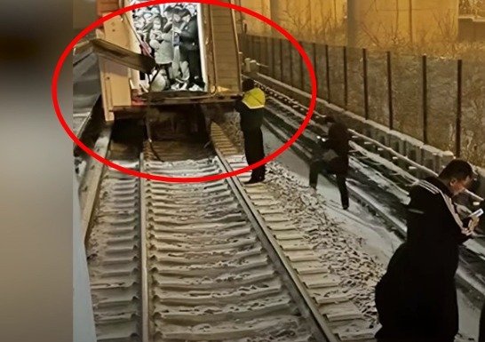 달리는 지하철 두 동강 분리 사고…중국서 30여명 다쳤다