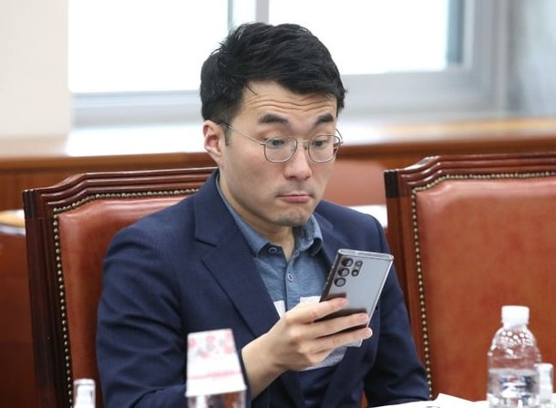 의원 거래 막겠다더니…코인 논란 김남국, 민주 위성정당 입당