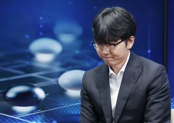 [속보] 인간이 이겼다…신진서, '바둑 인공지능' 카타고 꺾고 '1승1패'