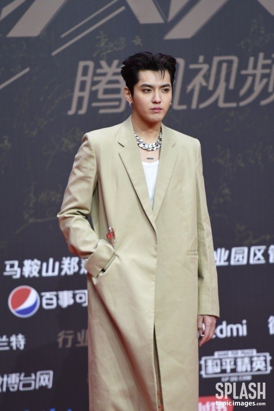 ì°¨ì´ë‚˜pop ì—'ì†Œ ì¶œì‹  í¬ë¦¬ìŠ¤ ä¸­ ê·¼í™© í¬ì°© ì—¬ì „í•œ ì¡°ê° ë¹„ì£¼ì–¼ ë„¤ì´íŠ¸ ë‰´ìŠ¤