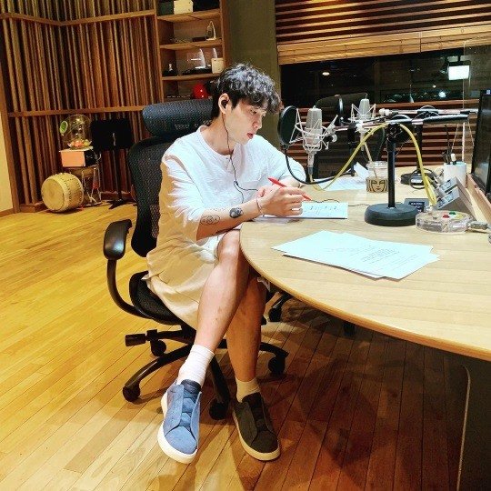 이석훈, 실시간 라디오 Dj 상황…대본에 푹 빠진 모습이 섹시하네 : 네이트 연예