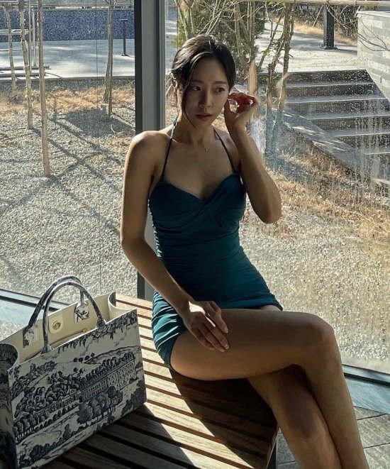 tumbex 12세 박성광 아내' 이솔이, 슬림한 S라인 수영복 자태…여배우급 미모 ...