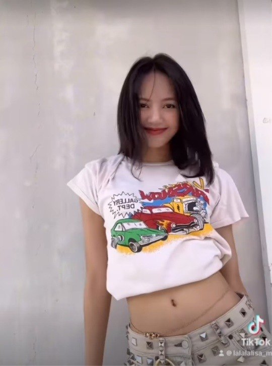 블랙핑크 리사, 개미허리 시선강탈…몸매까지 핫걸 : 네이트 연예