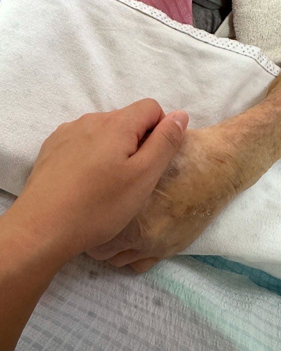 Lee Joo-young, choked up over grandmother