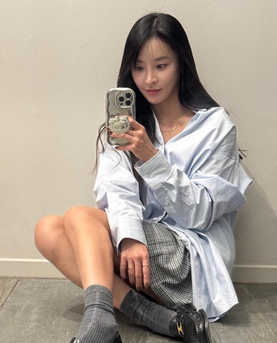 Stealing Hearts: Jung Yu-mi's Adorable Selfie with 'Gangta Gfriend' Leaves Fans Smitten - News Directory 3
