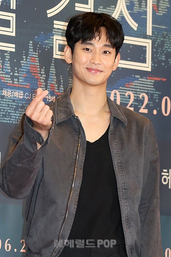 [POP초점]김수현, 故 김새론 &apos;미성년자 교제&apos; 증거 쏟아지는데…침묵 장기화