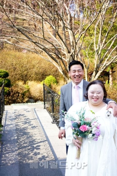 [단독]'한지민 언니' 정은혜 작가, 청첩장 입수 "이루지 못할 꿈인줄…평생 함께하고파"
