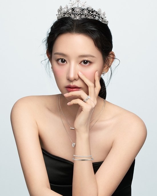김지원, 초밀착 드레스로 섹시하게…고혹적 눈물의 여왕[화보]