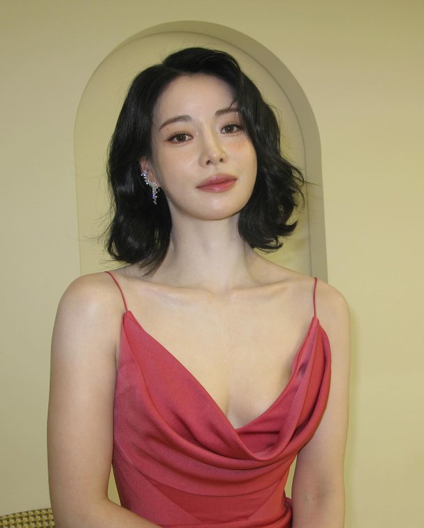 &apos;이도현♥&apos;임지연, 숨막히는 슬립 드레스 자태…섹시미 완성