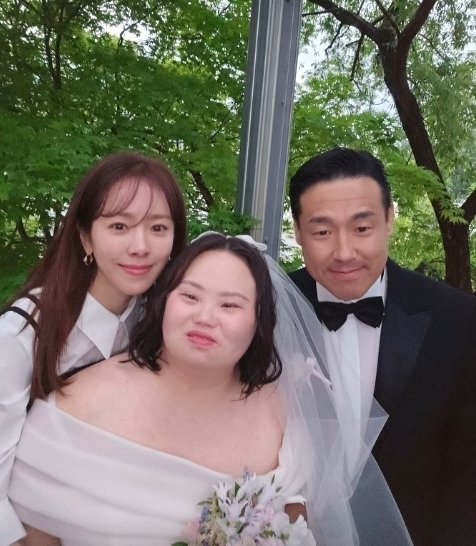 [단독]한지민, 정은혜 작가 결혼식 헤어·메이크업 선물…&apos;우블&apos; 쌍둥이 자매의 아름다운 우정