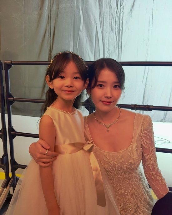 [팝업★]아이유, &apos;폭싹&apos; 어린 금명에 어린이날 선물+편지 매년 챙겨주셔서 감사