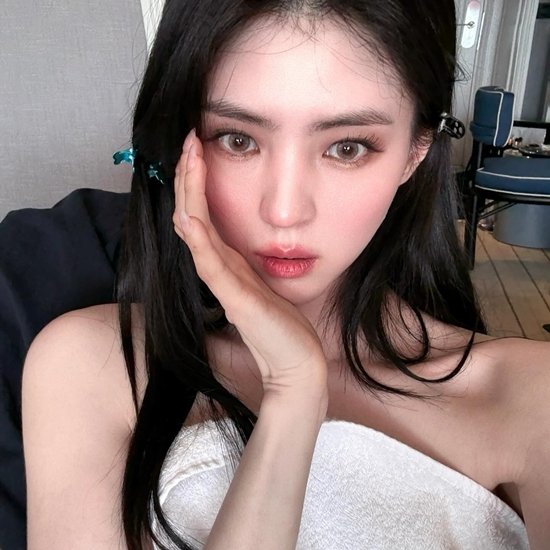 한소희, 수건으로 아찔 노출 가리기…퇴폐미 넘치는 여신