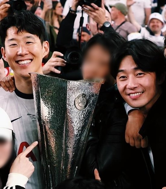 [팝업★]박서준, 첫 우승컵 든 손흥민 끌어안고 축하 기어코 그가 해냅니다