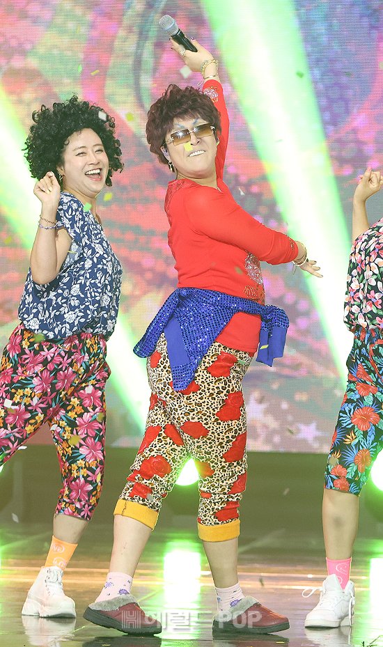 [포토]이명화(랄랄), 파격 코믹무대…&apos;뒤집어진 더 트롯쇼&apos;