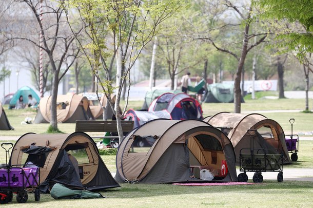 서울시 한강공원에서 텐트 문을 모두 닫으면 최대 300만원의 과태료