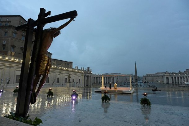 지난 3월27일 바티칸의 성베드로 대성당 앞의 텅 빈 광장에 비가 내리는 가운데, 프란치스코 교황(가운데 오른쪽 의자)이 ‘우르비 에트 오르비(Urbi et Orbi, 로마와 온 세상에)’ 장엄 강복을 하고 있다. 이 장엄 강복은 통상 부활절과 성탄절에만 하는데, 프란치스코 교황은 코로나19 팬데믹으로 고통받는 세계인을 위해 예외적인 강복을 했으며, 전 세계에 실시간 중계됐다. 사진 왼쪽의 십자가는 1552년 로마에 역병이 창궐할 때 로마 주변의 시민들이 전염병을 멈추는 기적을 바라며 운반해온 것으로 알려졌다. 바티칸/AFP 연합뉴스