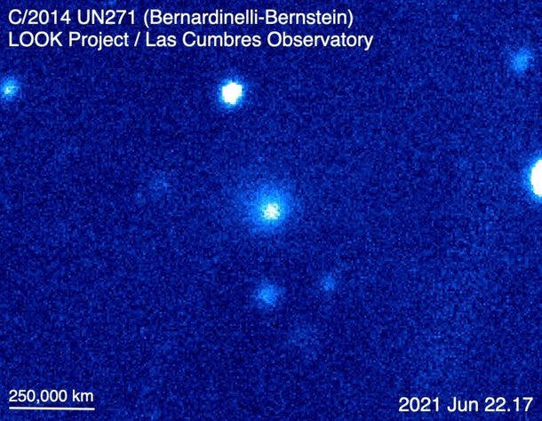 Cometa Bernadinelli-Bernstein (centro), fotografado em junho de 2021.  Como o núcleo do cometa está cercado por uma nuvem enevoada, a atividade do cometa parece ter aumentado apesar de sua grande distância do Sol.  OLHAR / LCO