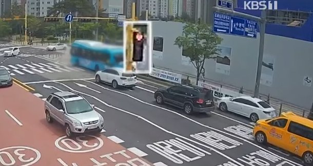 10일 경기 수원시 한 어린이보호구역 내 교차로에서 우회전 신호를 무시하고 달리는 시내버스의 모습. 사진 KBS 방송 갈무리