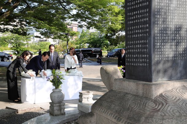 한-일 정상 '원폭 위령비' 첫 공동참배…메시지 없이 묵념만 : 네이트 뉴스