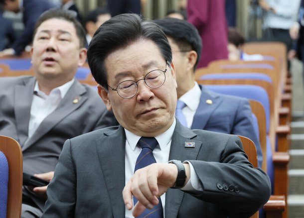 이재명 더불어민주당 대표가 25일 오후 국회에서 열린 의원총회에서 시간을 확인하고 있다. 연합뉴스