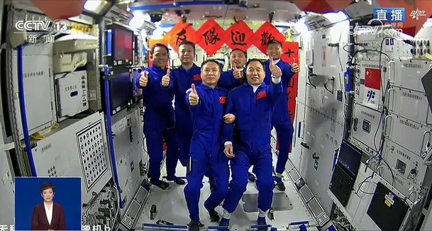 30일 우주정거장 톈궁에 도착한 선저우 16호 우주비행사들왼쪽 가슴에 중국 국기 부착한 사람들이 15호 우주비행사들의 환영을 받으며 함께 기념촬영을 하고 있다. CCTV 화면 갈무리