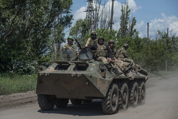 우크라이나군의 대반격이 시작된 가운데 지난 6월5일 도네츠크 바흐무트 인근 최전선에서 우크라이나 군인들이 탱크를 타고 진격하고 있다. AP/연합뉴스