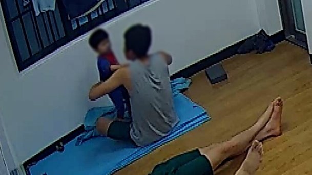 4월 19일 수원 출입국·외국인청 보호실 창살 아래 아빠와 놀고 있는 ㅌ3군. 공익법센터 어필 제공