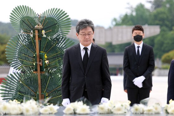유승민 전 의원이 지난 5월15일 광주 북구 국립5·18민주묘지에서 참배하고 있다. 연합뉴스