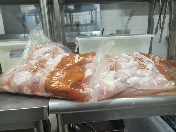 지난 말복 전날 공급받아 냉장보관한 닭이 문제가 있다며 공개한 사진. 비에이치씨 점주 제공