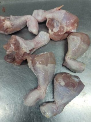 냉장보관한 닭이 문제가 있다며 공개한 사진. 비에이치씨 점주 제공