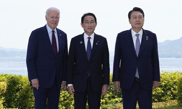 윤석열 대통령이 지난 5월21일 조 바이든 미국 대통령, 기시다 후미오 일본 총리와 일본 히로시마에서 열린 주요 7개국G7 정상회의장에서 만나 기념사진을 찍고 있다. 연합뉴스