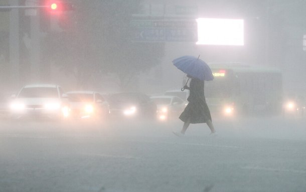 7월11일 오후 대구 수성구 만촌네거리에서 한 시민이 쏟아지는 비에 우산을 쓰고 이동하고 있다.연합뉴스