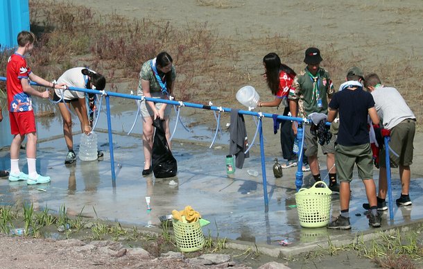 ‘2023 새만금 제25회 세계스카우트잼버리’ 참가자들이 4일 전북 부안군 잼버리 야영장 수돗가에서 물을 받고 있다. 연합뉴스