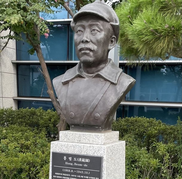 서울 용산 국방부 청사 중앙현관 앞에 있는 홍범도 장군 흉상.