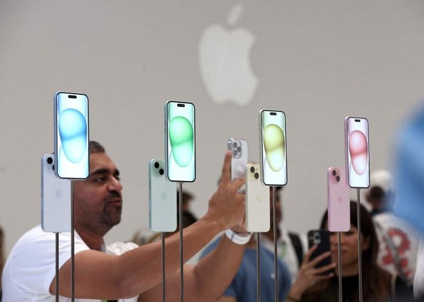 애플이 13일현지시각 미국 애플 본사에서 아이폰15 시리즈를 공개한 가운데 취재진이 새롭게 공개된 아이폰 시리즈를 살펴보고 있다. AFP 연합뉴스