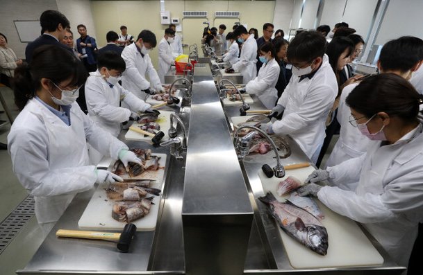 5월 25일 오후 부산 연제구 부산지방식품의약품안전청 실험실에서 식품의약품안전처 직원들이 일본산 수산물에 대한 방사능 검사를 준비하고 있다. 사진공동취재단
