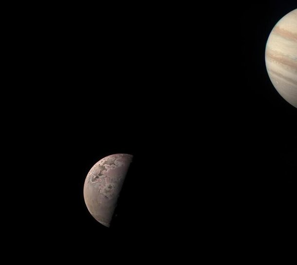 10월15일 주노 탐사선이 촬영한 목성오른쪽과 이오 위성. 나사 제공