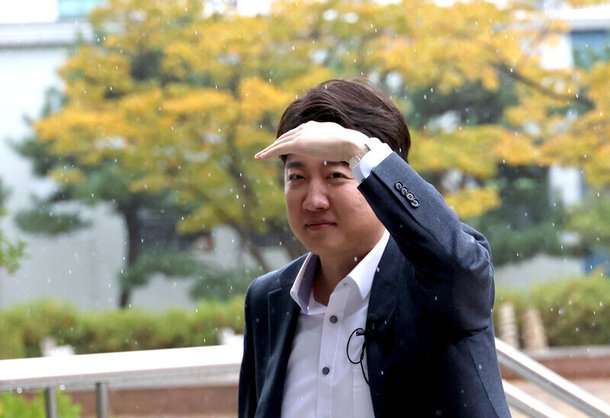 이준석 전 국민의힘 대표가 지난 4일 오후 부산 경성대학교에서 토크콘서트를 하려고 행사장으로 향하고 있다. 연합뉴스