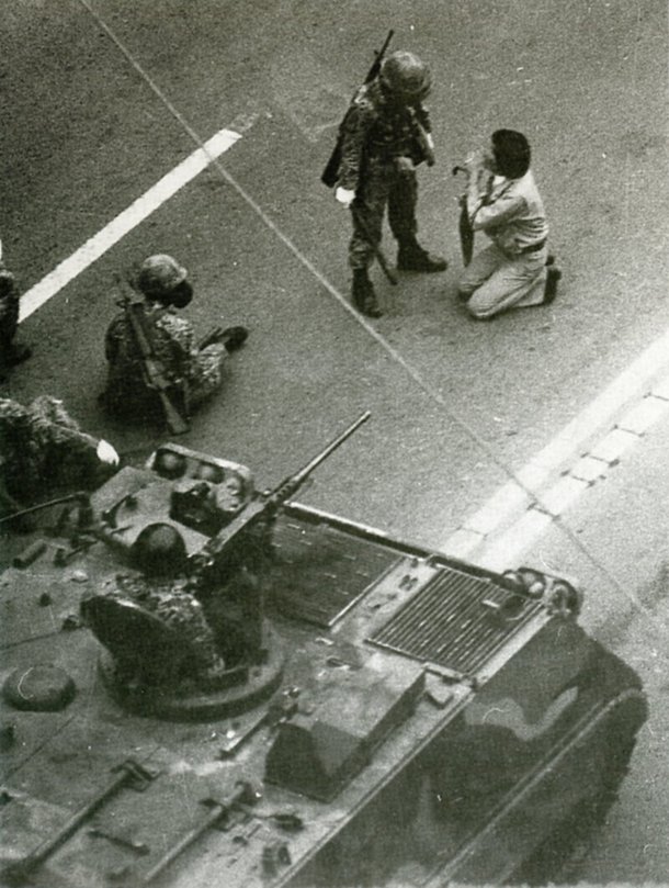 5·18민주화운동 당시 계엄군에 붙잡힌 광주시민이 무릎을 꿇고 빌고 있다.5·18기념재단 제공
