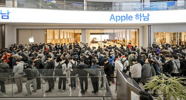 ‘애플 하남’ 개장일인 9일 오전, 매장을 구경하려는 인파가 오픈 전부터 줄 서 있다. 애플코리아 제공