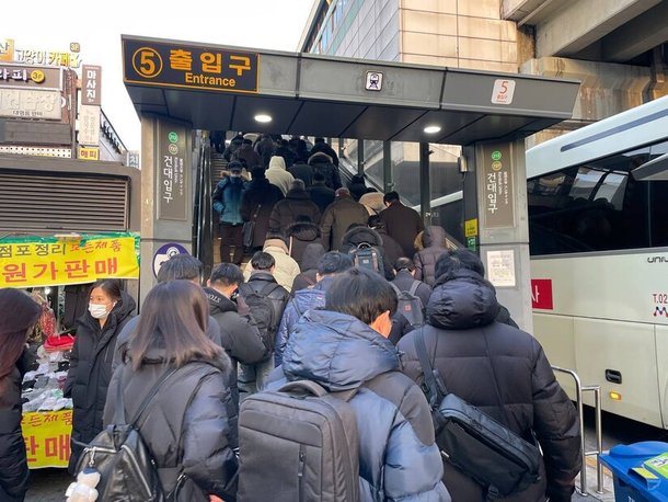18일 아침 8시께 서울 광진구 자양동 건대입구역 5번출구로 패딩 등으로 꽁꽁 싸맨 직장인들이 출근을 위해 지하철로 향하고 있다. 정봉비 기자