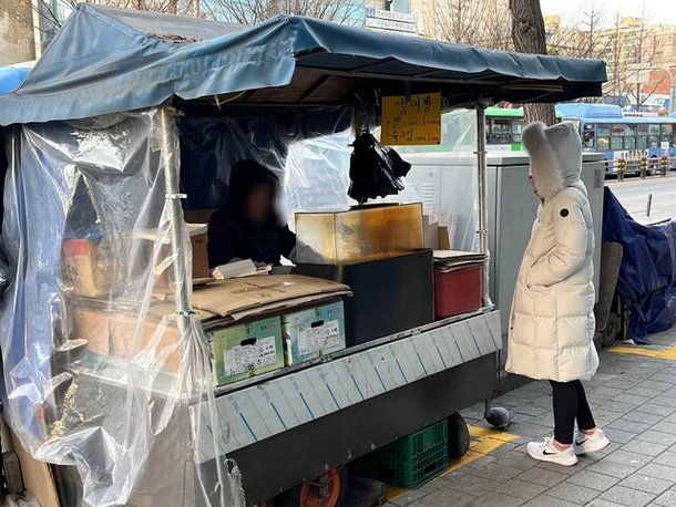 18일 아침 8시10분께 서울 서대문구 홍제동에서 80대 ㄱ씨가 붕어빵 노점을 운영하고 있다. ㄱ씨는 옷을 5겹 입고 나왔는데도 너무 춥다고 했다. 김영원 기자