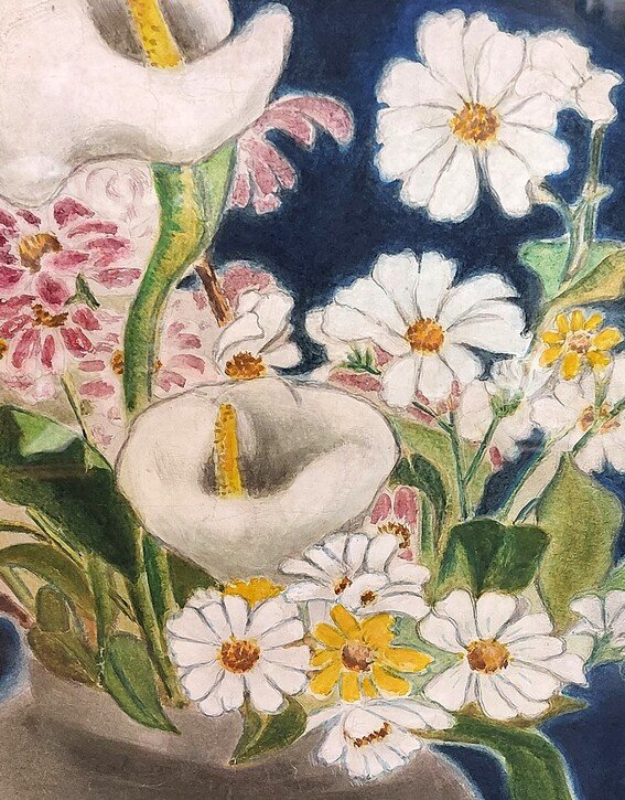1972년 천경자 화백이 그린 ‘꽃과 항아리’의 가운데 세부 모습. 여름에 피는 카라 꽃과 가을에 만발하는 국화꽃들이 군청색의 어두운 화면을 배경으로 서로 섞인 채 자태를 드러냈다.